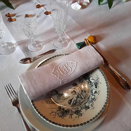 לינה וארוחת בוקר Chateau De 3*