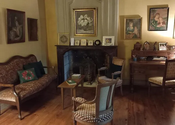 Chateau De Bed and breakfast Bessonnies